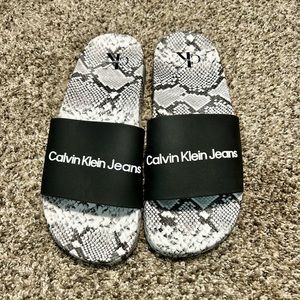 Calvin Klein Jeans Women’s Snake Print Slides Size 9